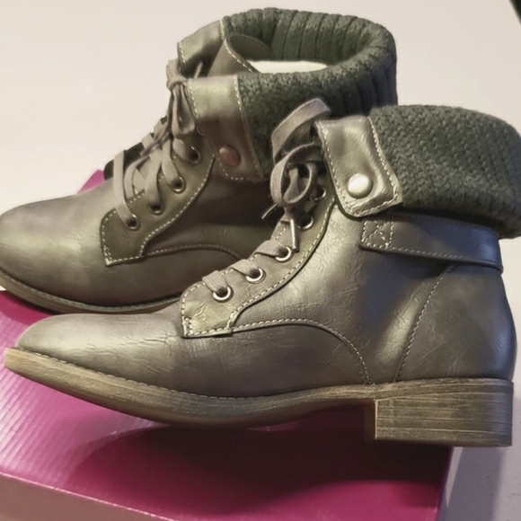 NWT Boots - Picture 4 of 4